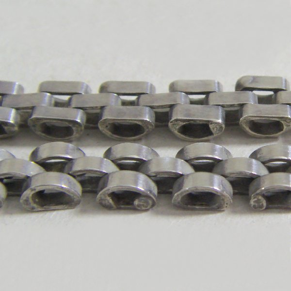 (b1345)Silver Panther-type bracelet.